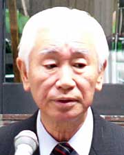 開庁式であいさつする旧下田村長、佐藤市長職務代理者