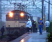 事故後、三条駅に鼻先を突っ込んで緊急停車する貨物列車