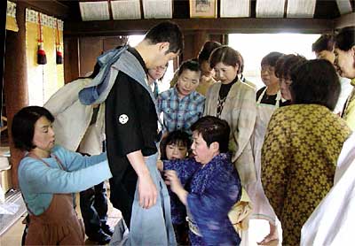 8日、八幡公園の金山神社で行われた三条まつり大名行列の衣装着付けの練習