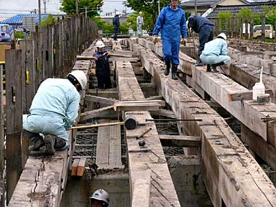 10日はけたを固定するボルトをはずす作業が行われた一新橋