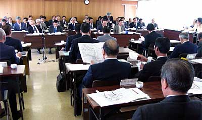 10日開かれた燕市議会議員協議会ガス事業譲渡清算金活用予定を示した