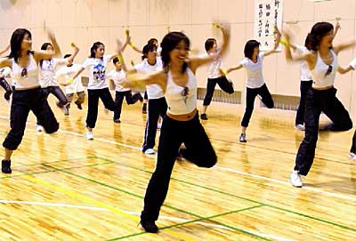 10日開かれた新「三条よさこい凧ばやし」完成お披露目会