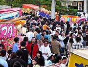 人にぶつからないように歩くのがやっとのにぎわい