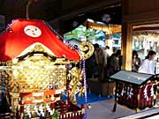 拝殿で出番を待つ修復された神輿(みこし)