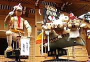 傘鉾人形コンクールで金賞を受賞した旧上町の『伝えよう伝統の技』(左)と田町かさぼこ会の『目出鯛な七福招来三条市』(右)