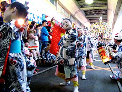 14日行われた燕・戸隠神社の宵宮祭りで人気をひとり占めのおたまさん