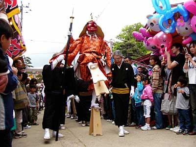 八幡宮を出発、参道を進む大名行列の天狗