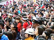 すし詰め状態の舞い込みの境内