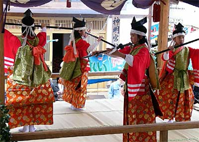 三条まつり最終日の16日、神明宮で奉納された神楽