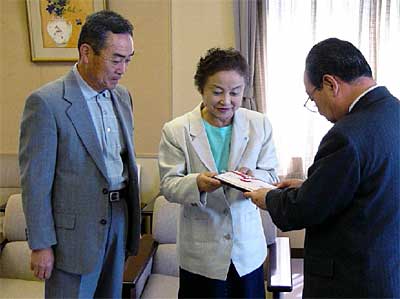 左から中山さん、深沢さん、高橋市長