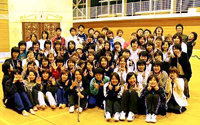 ミュージカルに出演する学生で記念撮影
