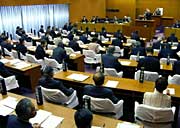 旧三条市議会と比べて市議が2倍以上に膨らんだ新三条市議会