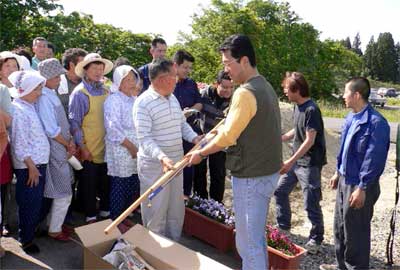 仮設住宅で生活する旧山古志村の人たちに支援物資を手渡す三条商工会議所青年部