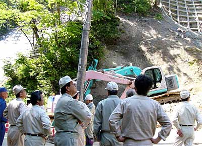 26日行われた三条市の危険カ所巡視で、今も生々しいつめあとの残る栄地区吉野野地内の土砂崩れ現場