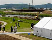 破堤現場を対岸に見る会場で安全祈願祭は行われた