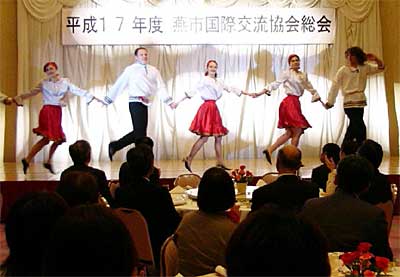 27日開かれた燕市国際交流協会平成17年度総会で行われた記念イベントのロシア舞踊