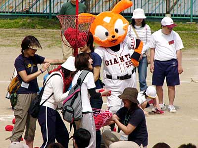 29日行われたジャイアンツドリームズ療育学級三条野球教室でジャビットくんと玉入れ