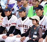 左から巨人の亀井、西村、加藤の3選手