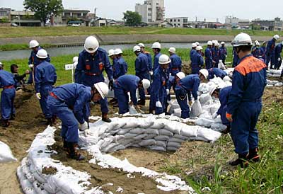 29日、五十嵐河左岸河川敷で開かれた平成17年度水防技術講習会