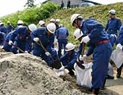 重労働の土のう作り