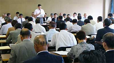 23日開かれた平成17年三条市議会第2回定例会議案概要説明会