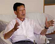 定例会見する高橋三条市長