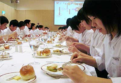 8日開かれた日本金属洋食器工業組合主催の洋食テーブルマナー実践会でテーブルマナーに挑戦する燕中学校3年生