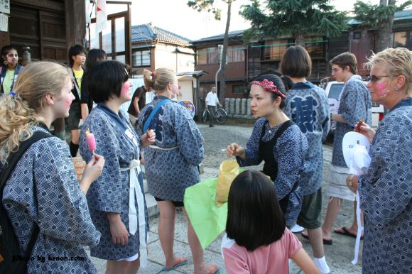 戸隠神社境内の米国・シェボイガン市の青少年親善使節団