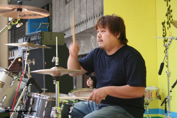飛燕ミュージックフェスティバル・イモクテネのサポートメンバーの長谷川要さん(Dr)
