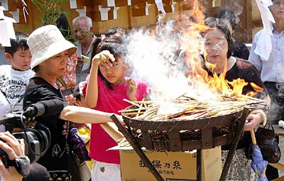 「はしの日」の8月4日行われた三条地区食品衛生協会三条支部のはし供養祭ではしを焼納する市民