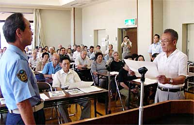 8月31日行われた「いきいきクラブ交通安全コンクール」出発式で梁取燕署長に向かって宣誓する樋山さん