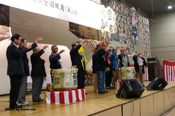 茂出木会長の音頭で乾杯