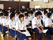 真剣に聞き入る栄中生徒