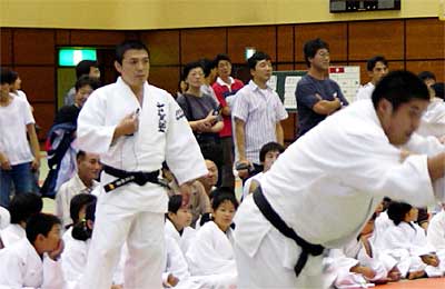 24日、三条市で開かれた柔道実技指導会で指導を行う古賀さん(左)