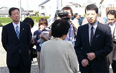 三条市の仮設住宅を視察、入居者の話を聞く泉田県知事(右)、同行の高橋三条市長(左)