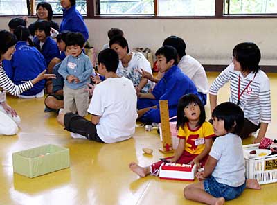 1日行われた燕市白山児童館の赤ちゃんのふれあい交流会