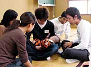 中学生の男の子も抱っこに挑戦