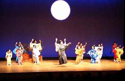 27日開かれた日本舞踊の会「雅鶴会」の発表会「秋に舞う」