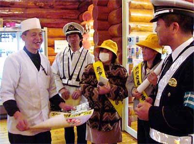 15日夜、燕署管内で行われた飲食店の巡回、写真はまんぷくログ勇