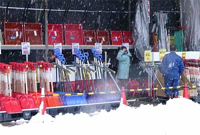 16日、ホームセンタームサシ三条店で大雪のなかで除雪用品を買い求める客