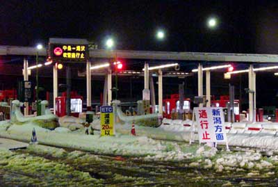 通行止めになった三条燕インターチェンジ、19日午後7時44分
