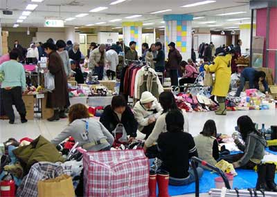 23日、三条市・パルム1ではじまった第4回三条よってけ祭りのフリーマーケット