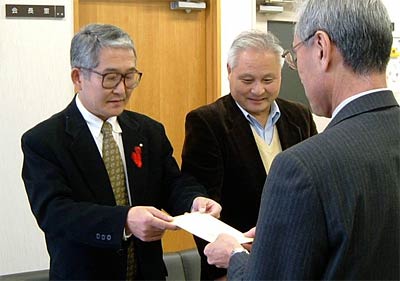 左から寄付を手渡す県央食品衛生協会三条支部の佐野支部長、小栗副会長、岩本市社協事務局長