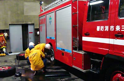 1日、消防車両のタイヤを冬用に交換する三条市消防本部