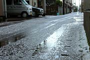 林町の道路を白くしたあられ