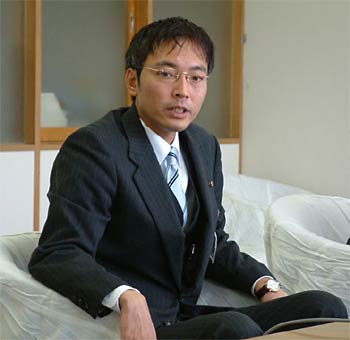 4日、定例会見を行う国定三条市長