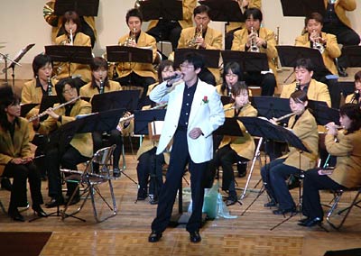 3日開かれた三条市吹奏楽団のファミリーコンサートの『ジャパニーズ・グラフィティー懐かしの名曲・日本レコード大賞より』で団員による熱唱