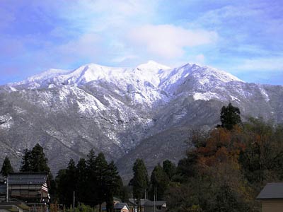 「しただブログ」に掲載された粟ヶ岳の冠雪の画像(5日午前10時半ころ)