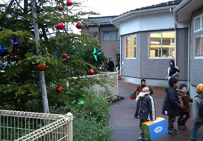 デコレーションやイルミネーションで飾ったきらきら保育園のモミの木