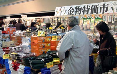 10日まで県央地域地場産業振興センターで開かれている「じばさん年末刃物特価市2006」